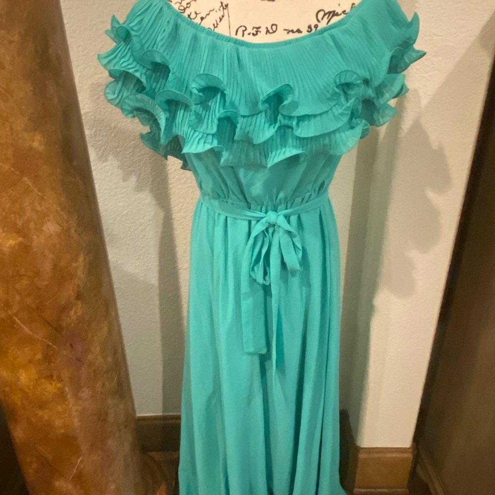 Gorgeous ruffle dress that can be worn off or on the shoulder or one shoulder.
